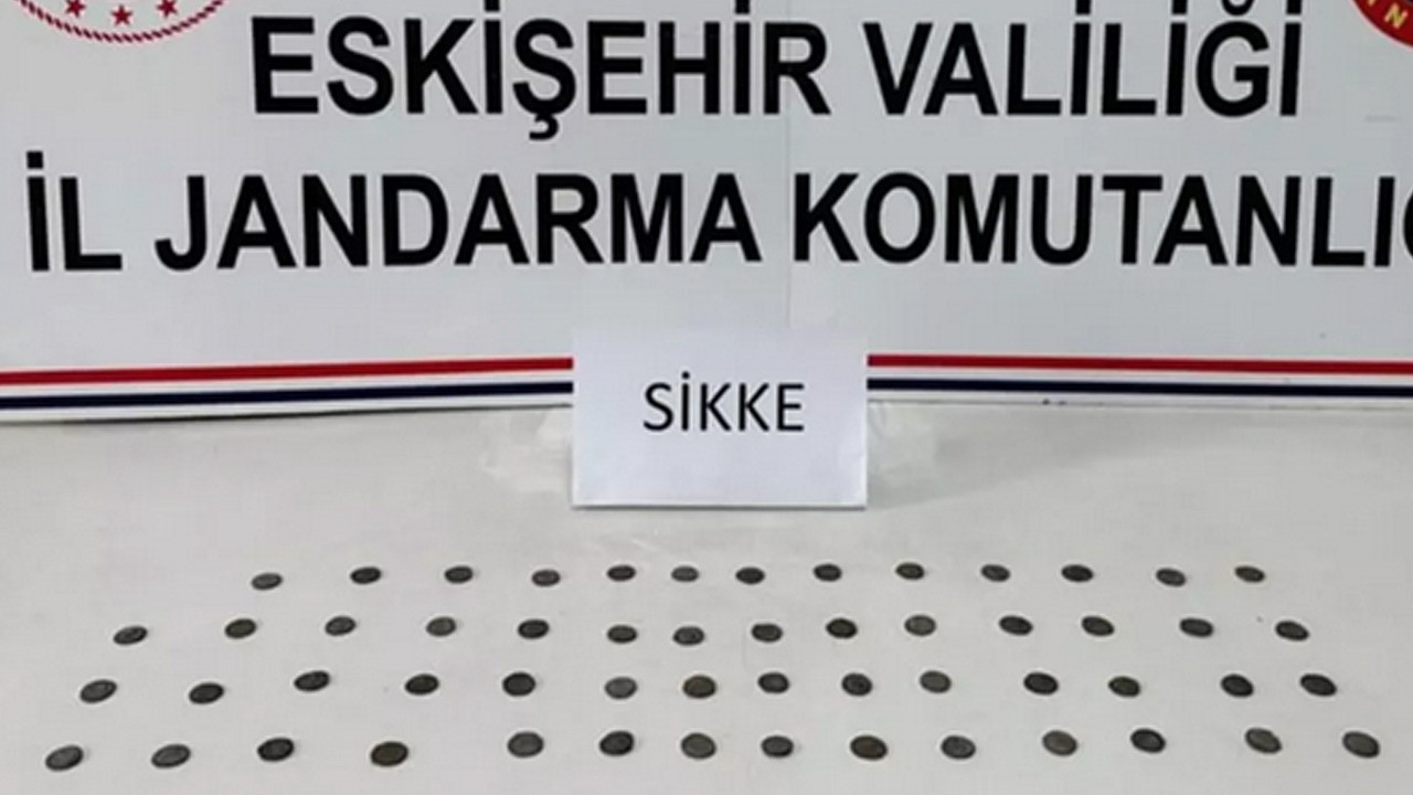 Eskişehir'de tarihi eser operasyonu: Çantasında 55 sikke ele geçirildi