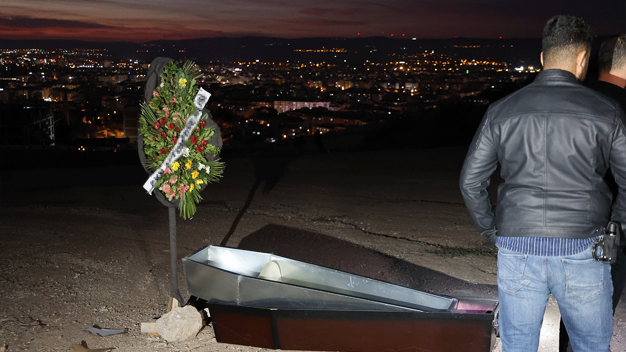 Eskişehir'de tedirgin eden olay! Tarlada tabut ve çelenk bulundu