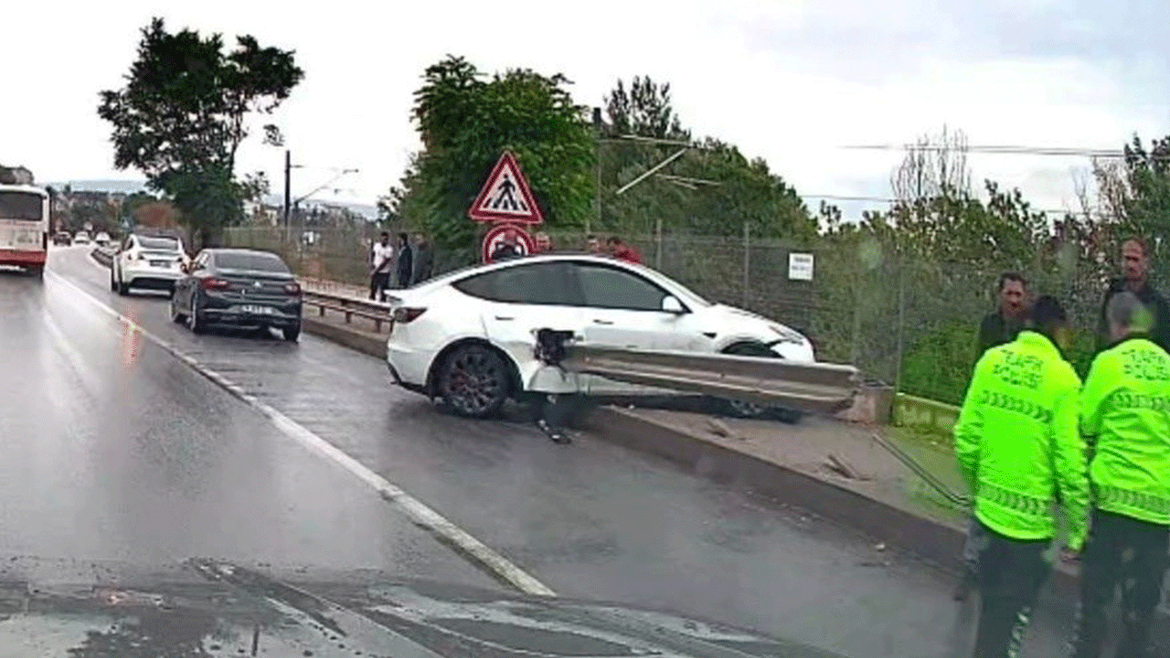 Kaza sonrası ilginç manzara: Tesla'yı böyle görenler şaşkına döndü!