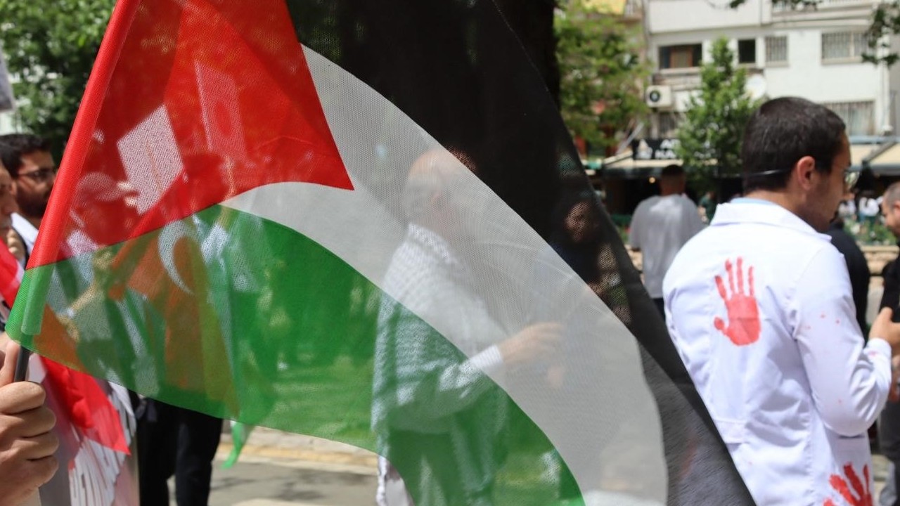 Eskişehir’de tıp öğrencilerinden Filistin’e sessiz destek yürüyüşü