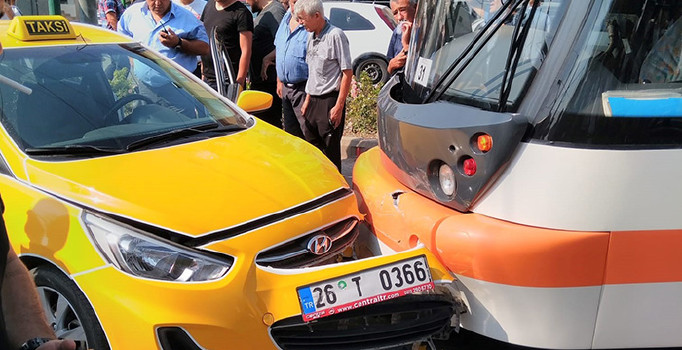 Eskişehir'de tramvay ile taksi çarpıştı: 1 kişi yaralandı