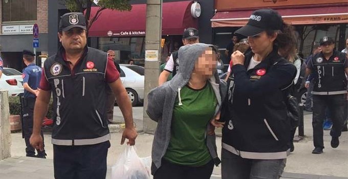 Eskişehir'de uyuşturucudan gözaltına alındı, 'Özür dilerim anne' diye ağladı