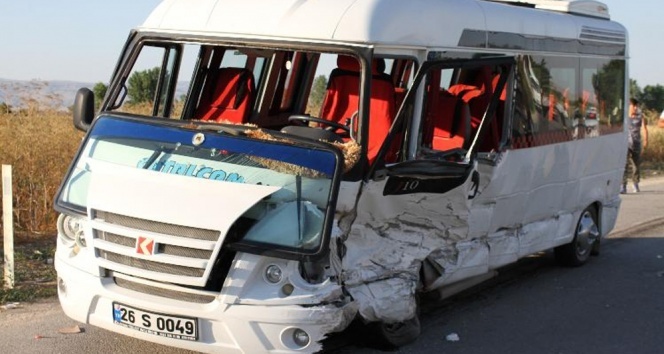 Eskişehir’de virajı alamayan sürücü karşı şeride geçti: 15 yaralı