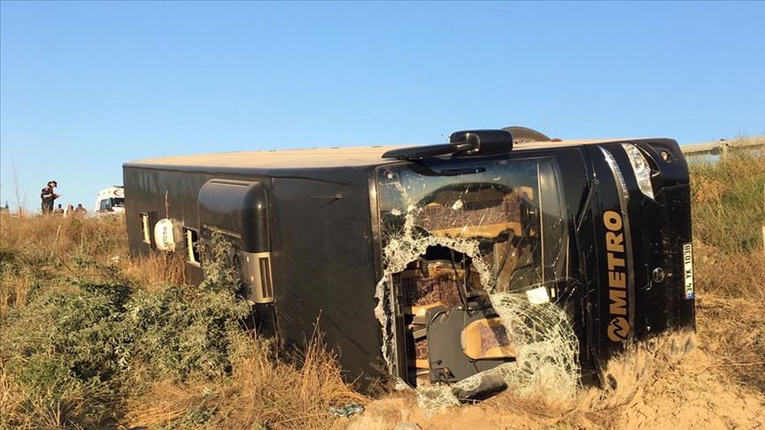 Eskişehir'de yolcu otobüsü şarampole devrildi: 13 kişi yaralandı