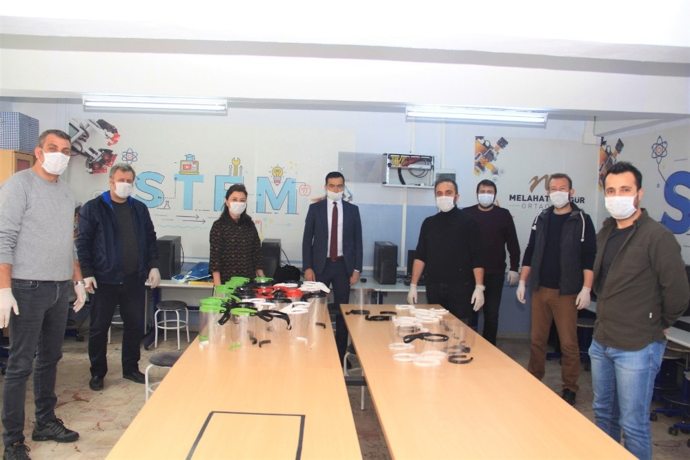 Eskişehir’deki okullardan sağlıkçılara siperlik maske desteği 