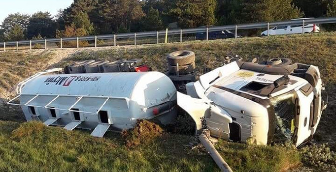 Eskişehir’in Seyitgazi ilçesinde şarampole devrilen TIR'dan sağ kurtuldu