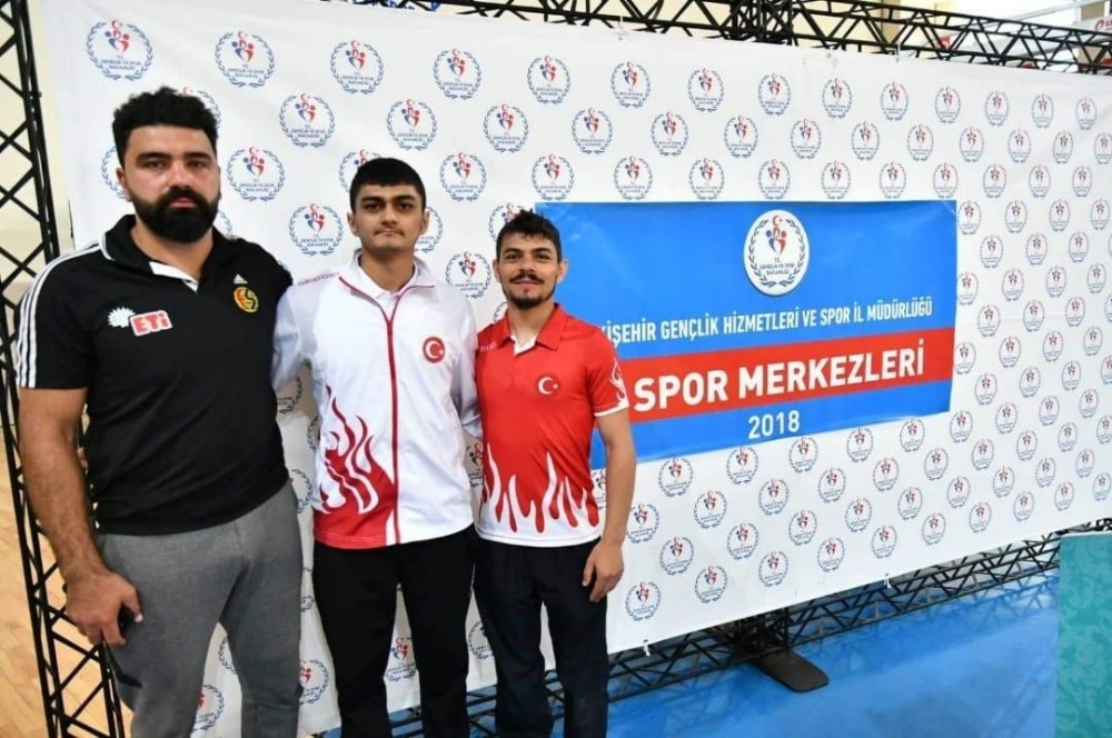 Eskişehirli güreşçiler madalya ile döndü 