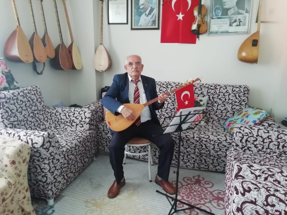 Eskişehirli Ozan Arif Çayır, koronavirüsten korunmak için ‘maske takmayı’ sazına taşıdı 