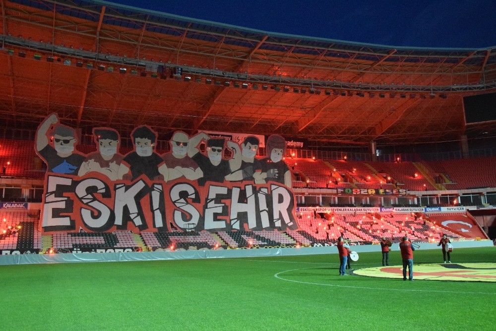Eskişehirspor taraftarından maskeli kareografi 