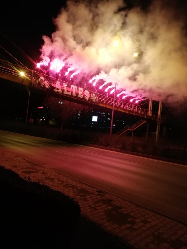 Eskişehirspor taraftarından sağlık çalışanları ve emniyet güçlerine meş’aleli destek 