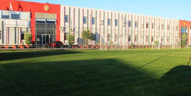 Eskişehirsporlu futbolcular yönetime isyan etti: Yemek çıkmıyor, sıcak su yok