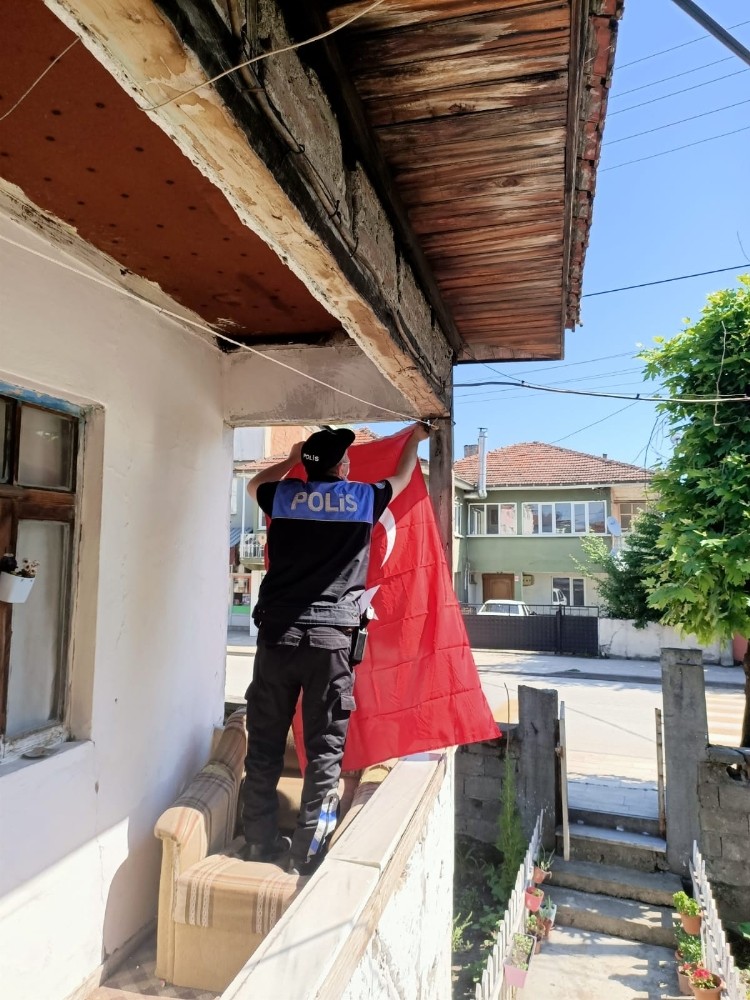 Eskiyen bayrağı polisler değiştirdi 