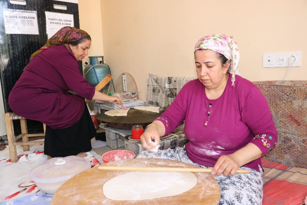 Eşlerine yardımcı olmak isteyen abla ve kız kardeşi gözlemeci dükkanı açtı 