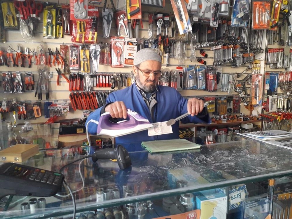Esnaf korona virüse karşı kağıt paraları ütülüyor 