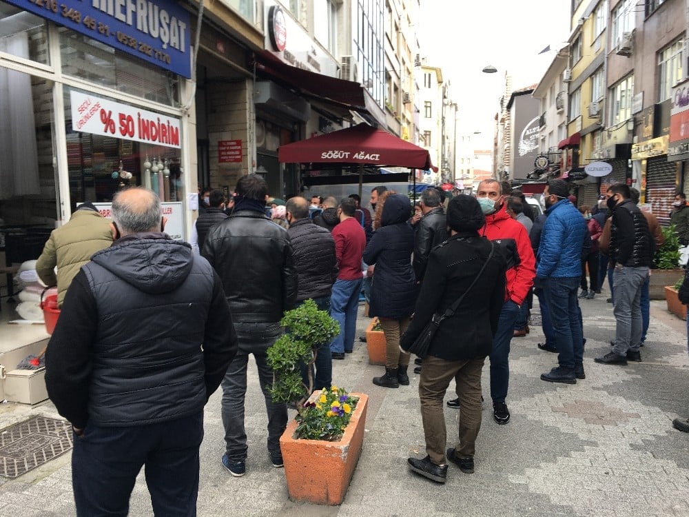 Esnaf kredisine başvurmak isteyen vatandaşlar sosyal mesafeyi hiçe saydı 