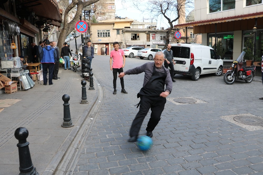 Esnaf müşteri olmayınca futbol oynadı 