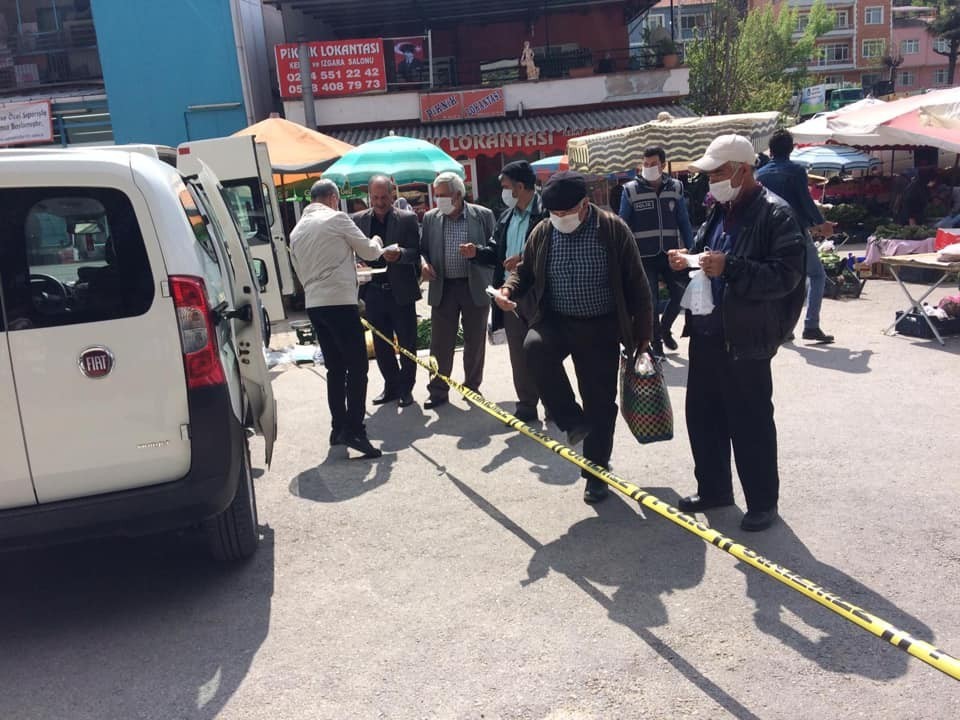 Esnaf ve vatandaşlara maske dağıtıldı 