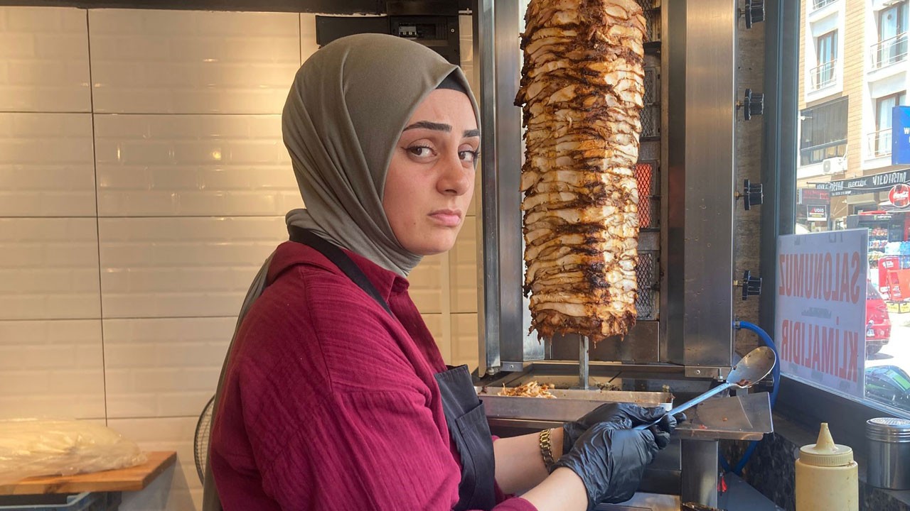 Esnaf yanlış algıyı markaya dönüştürdü! Suratsız Abla tabelasıyla fenomen oldu