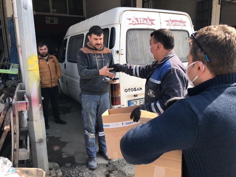 Esnafa maske dağıttı 