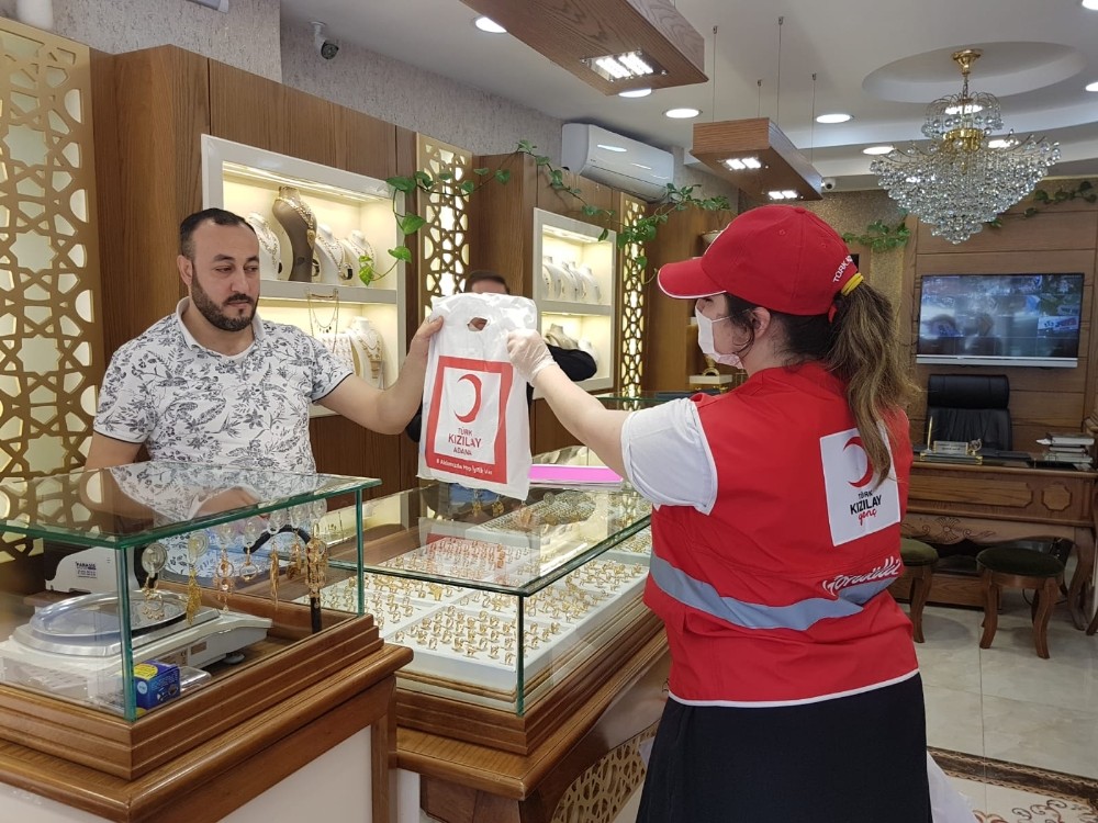 Esnafa maske ve dezenfektan dağıtıldı 