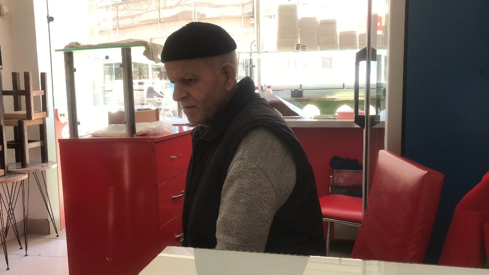 Esnafın dikkatiyle yönünü şaşıran yaşlı adam evine götürüldü 