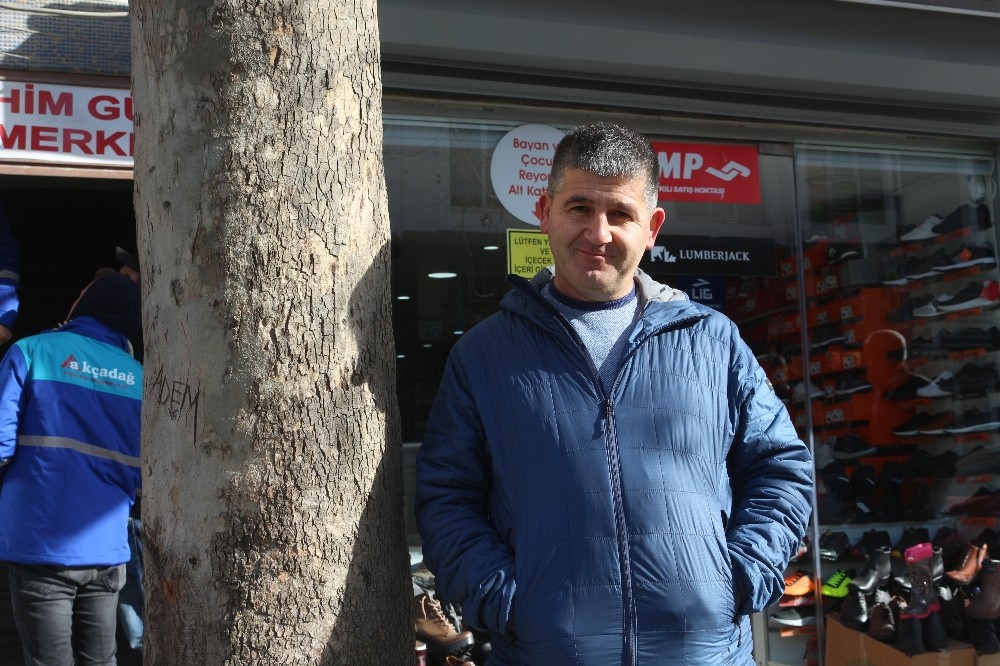 Esnafın inadı 30 yıllık ağacı sökülmekten kurtardı 