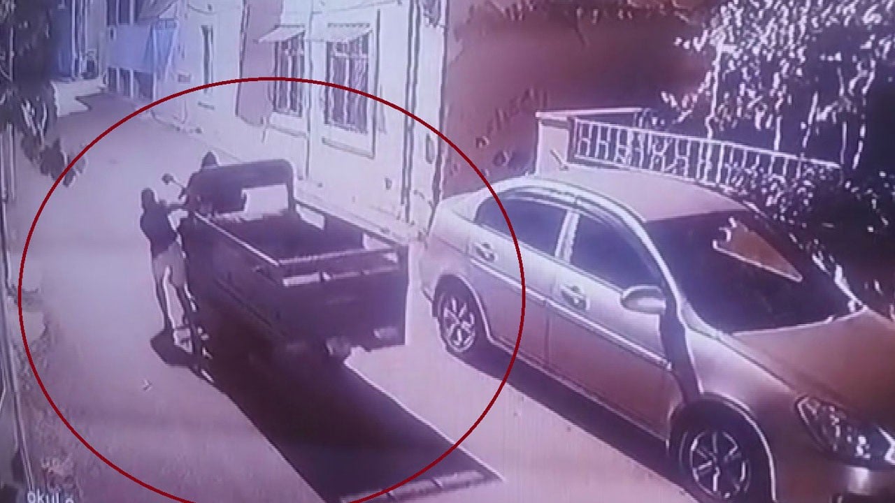 Esnafın motosikletini böyle çaldılar! Çalıştıramayınca iterek götürdüler