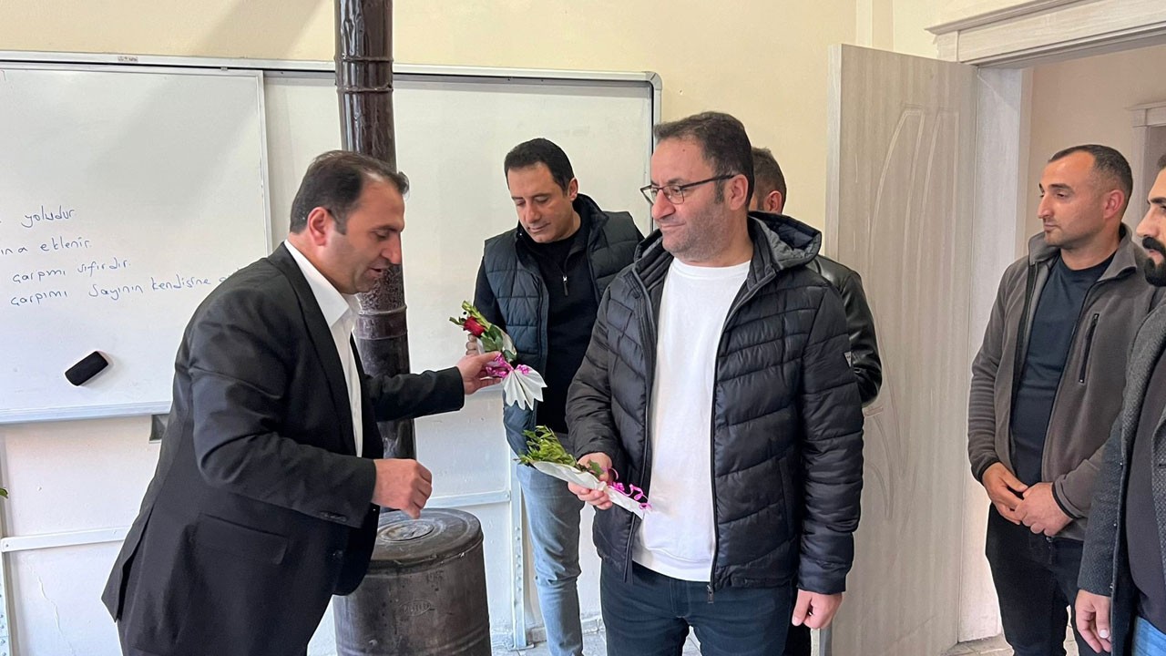 Esnaftan anlamlı jest! 80 okulu tek tek gezip hediye dağıttı