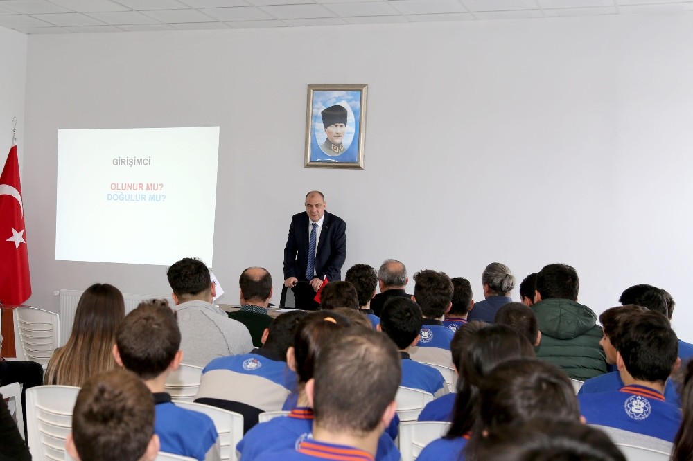 ESO Başkanı Kesikbaş’tan öğrencilere ’Girişimciliğin peşini bırakmayın’ tavsiyesi 
