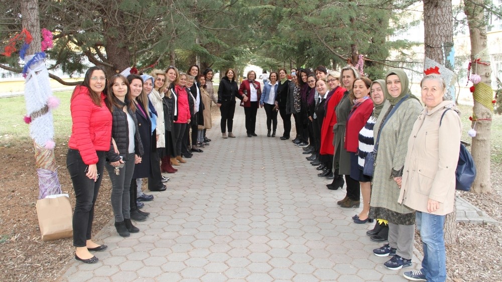 ESOGÜ Tıp Fakültesi kadın çalışanları Dünya Kadınlar Gününe renk kattı 