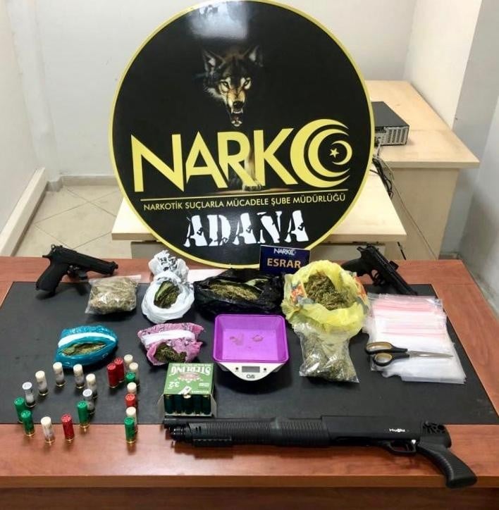 Esrarla yakalanan torbacıyı 
