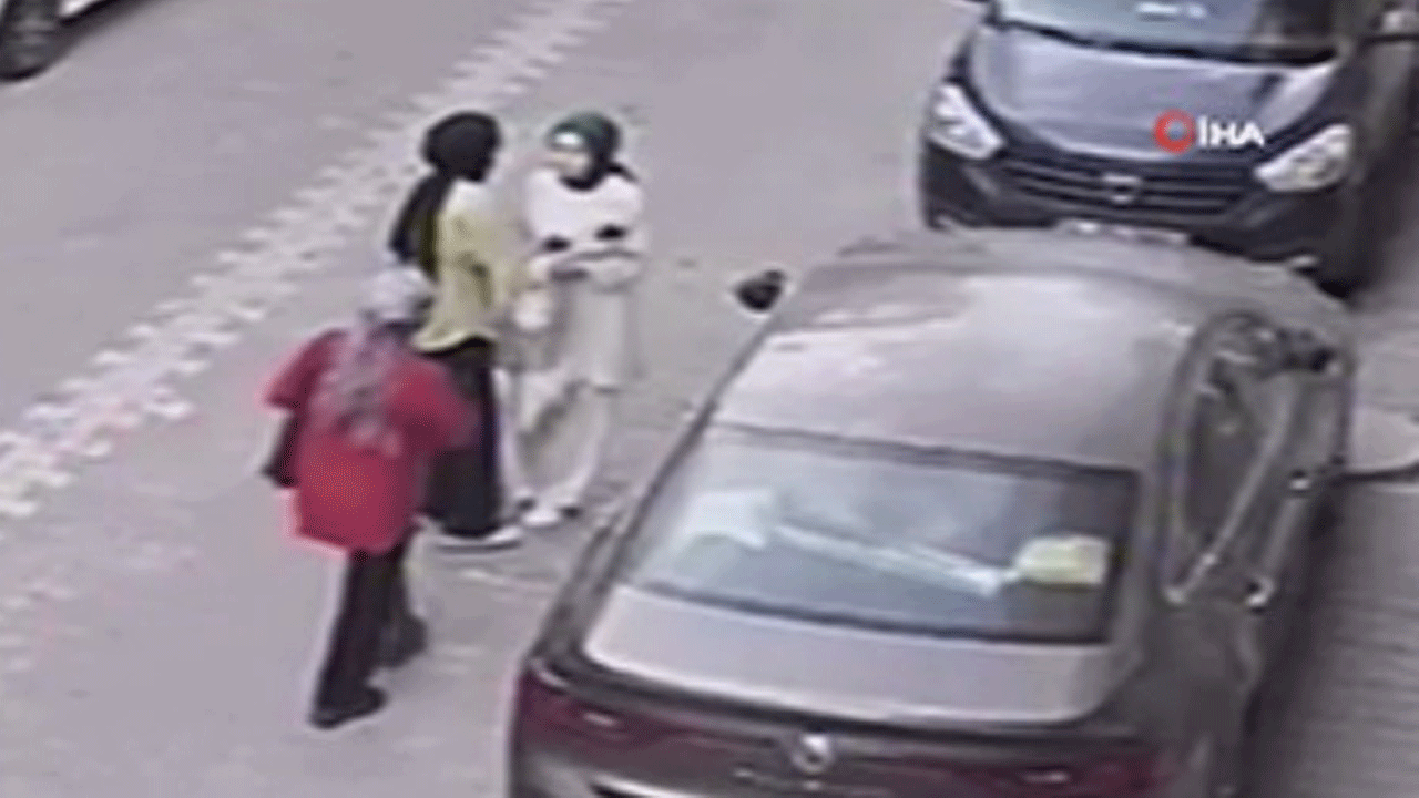 Essenyurt'ta güpegündüz kapkaç girişimi kamerada!
