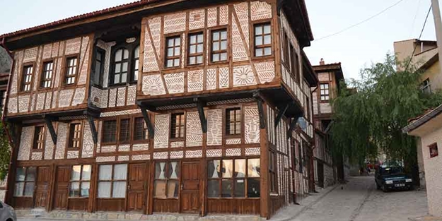 Benzersiz yapısıyla tarihi Sivrihisar evleri