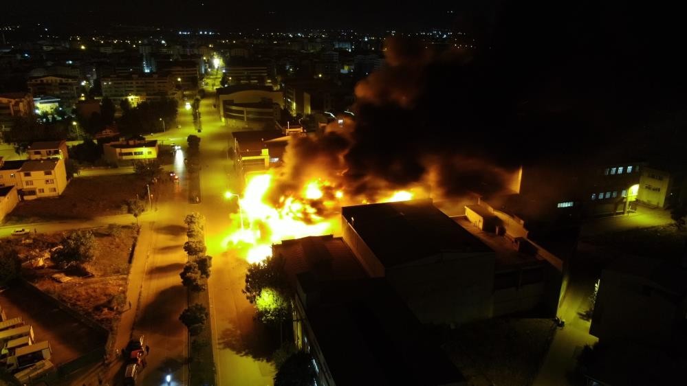 Bursa'da alevler geceyi aydınlattı! Ekipler halen müdahale ediyor