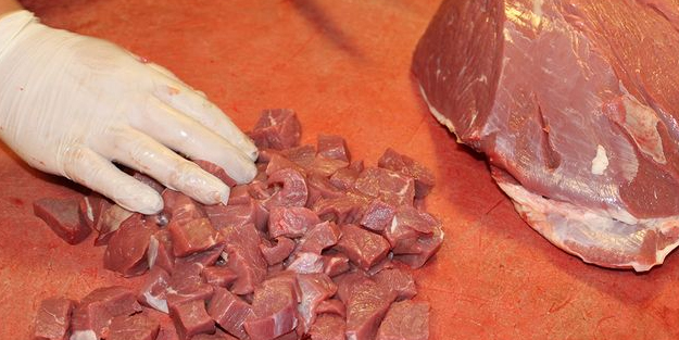 Ete su katılıyor iddiası olay yarattı! Plastik tabaklara dikkat çekildi: O suyun olmaması gerekiyor