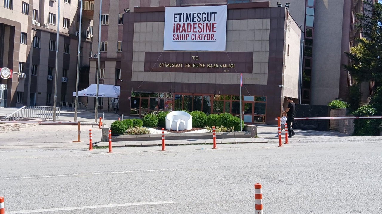 Etimesgut halkı çakma komisere yüz vermedi! Etimesgut Belediyesi’nin önünde in cin top oynuyor!