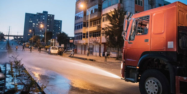 Etiyopya Başbakanı tankerle ağaçları suladı