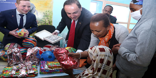 Etiyopyalı lösemili çocuklar TİKA ile güldü