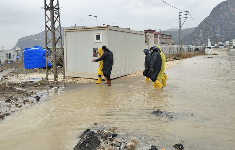 Etkili yağış Asi Nehri’ni taşırdı: Deprem bölgesi sular altında