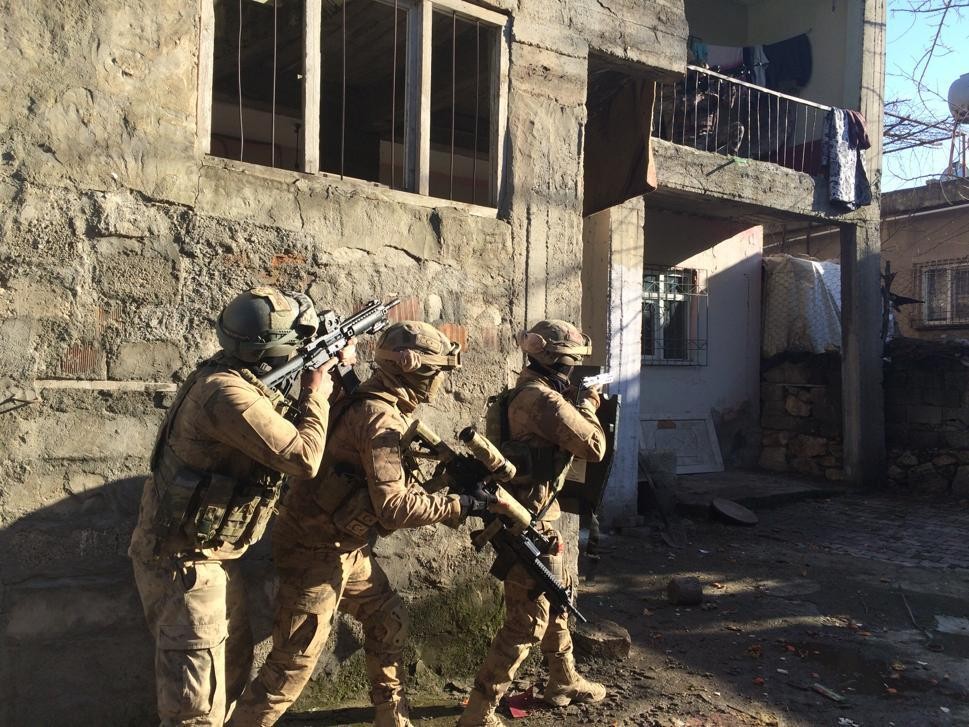 Etkisiz hale getirilen 2 PKK’lı teröriste yardım ve yataklık yapan şahıslar gözaltına alındı 