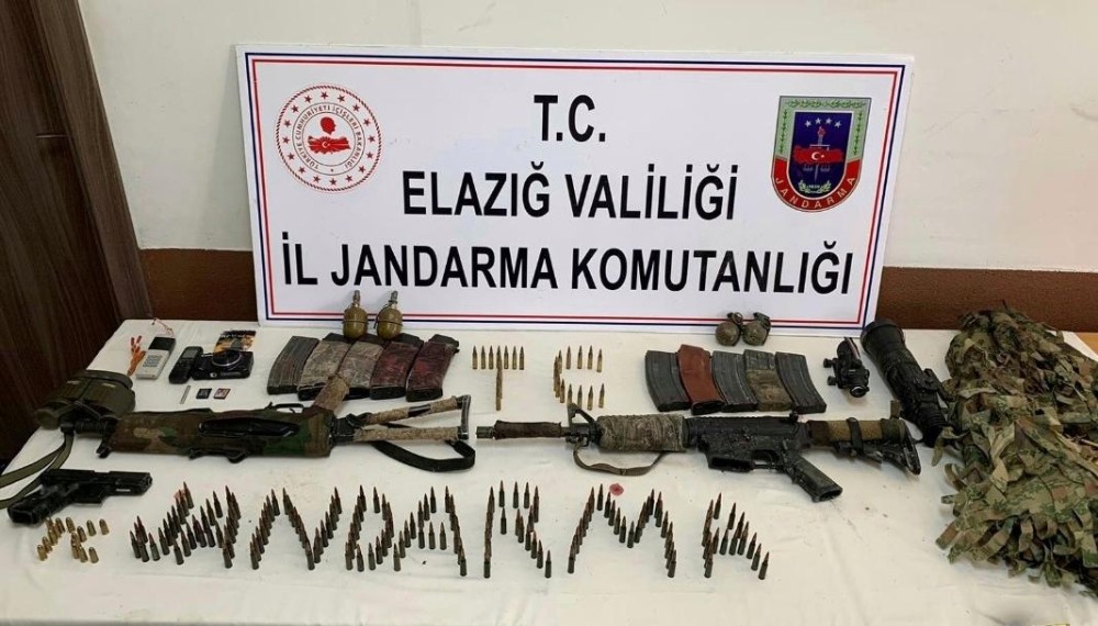 Etkisiz hale getirilen 2 teröristten, silah ve bombaların yanı sıra gizlenme kamuflajı ele geçirildi 