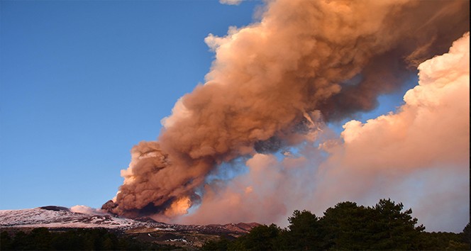 Etna Yanardağı yeniden faaliyete geçti