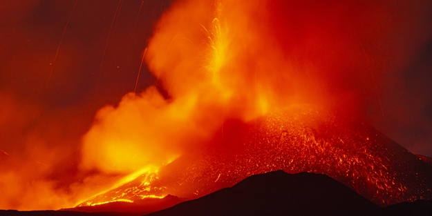 Etna Yanardağı yeniden faaliyete geçti