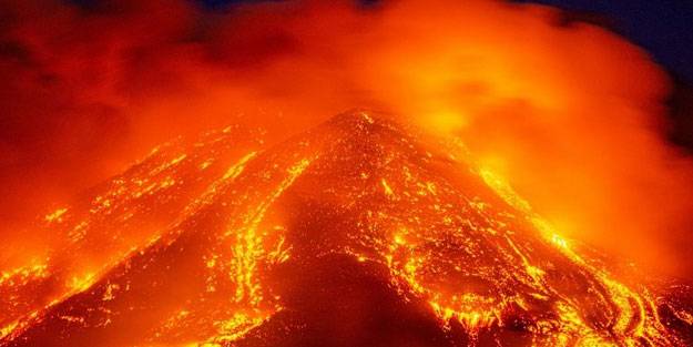 Etna Yanardağı yeniden lav ve kül püskürttü