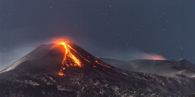 Etna Yanardağı yine patladı! Görsel şölen oluştu