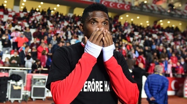 Eto'o Çevik Kuvvet Müdürü'ne sarıldı