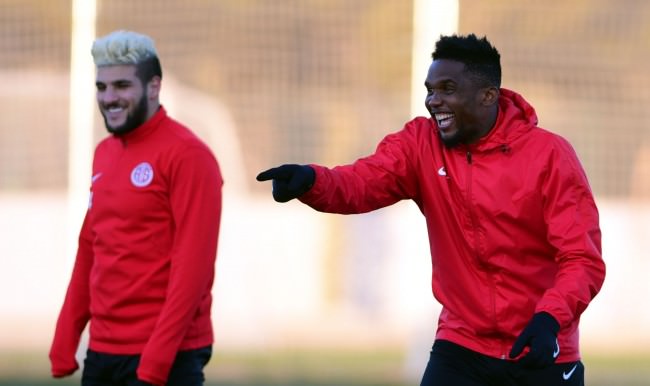 Eto'o çocuk hayranlarına kramponlarını hediye etti