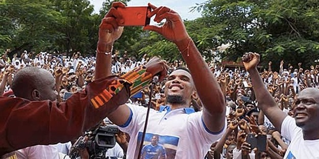 Eto'o Didier Drogba tişörtüyle sürpriz yaptı