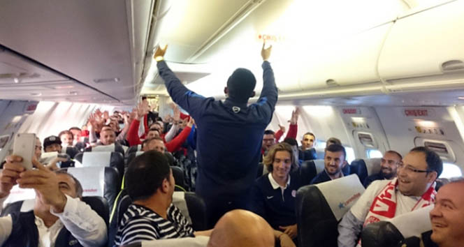 Eto’o uçakta üçlü çektirdi