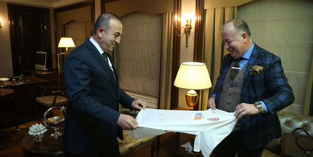 Eto’o’dan Bakan Çavuşoğlu’na sürpriz